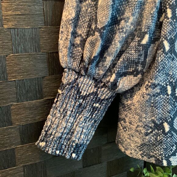 Stella & Dot Size XS blue reptile print crop top. NWOT. Button-up V-neck back. - Picture 3 of 8